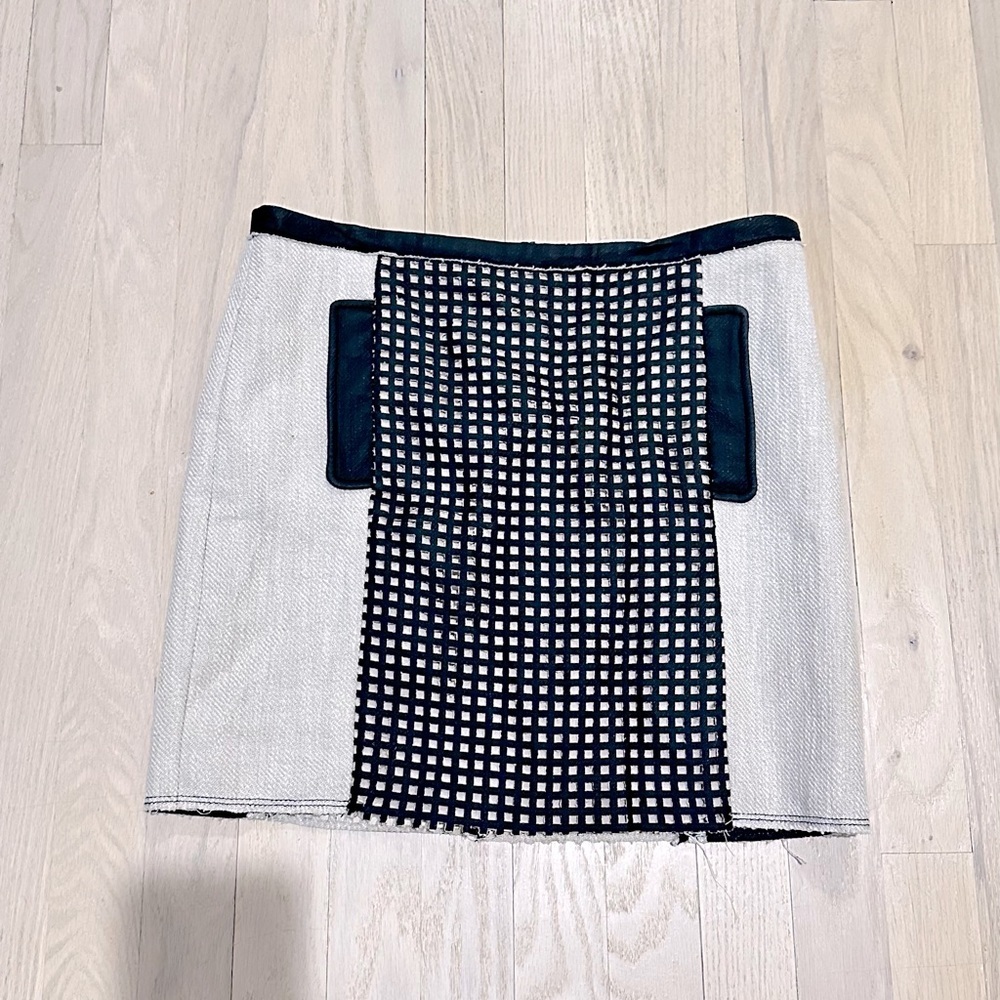 TRACY REESE**Beige Skirt w/ Leather